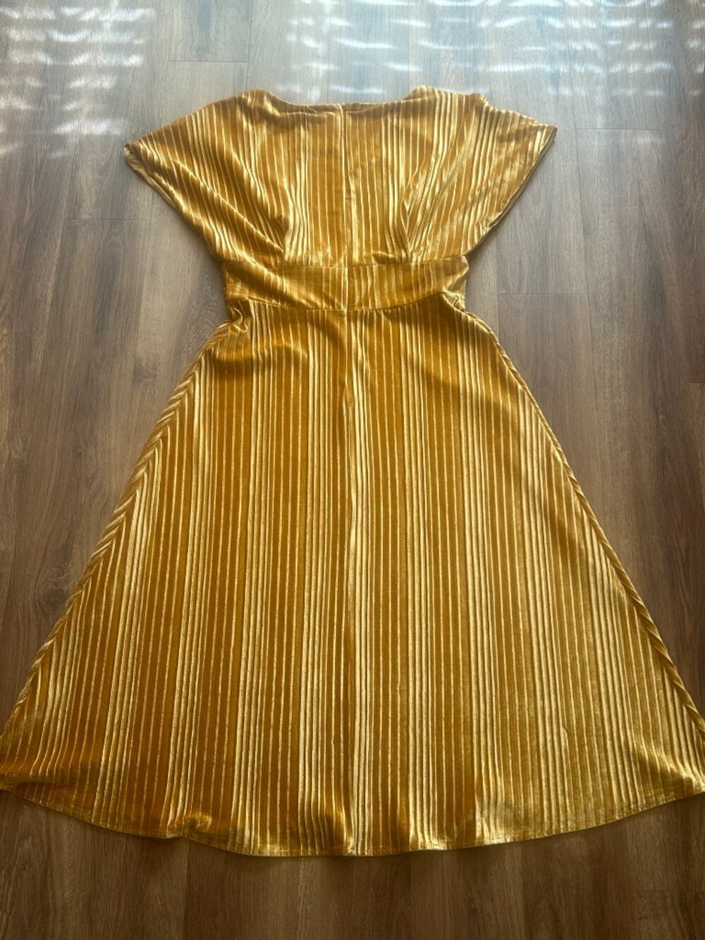 NWOT Alexia Admor Women's Pleated Boatneck Velvet Midi Dress Old Gold L Large - Picture 3 of 6